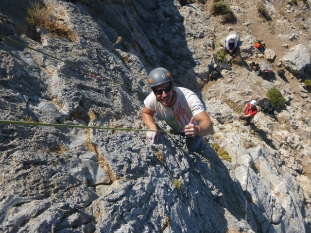  享受攀岩的乐趣 